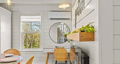 Cupids Cottage Hot Tub, BBQ + Deck, Parking
