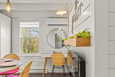 Cupids Cottage Hot Tub, BBQ + Deck, Parking