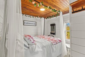 Free WiFi - Cupids Cottage Hot Tub, BBQ + Deck,  Parking (Cupids)