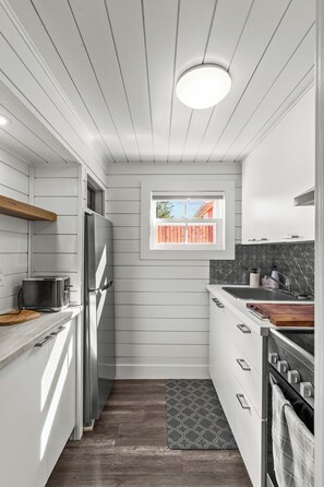 Coffee/tea maker, fridge, microwave, oven - Cupids Cottage Hot Tub, BBQ + Deck,  Parking (Cupids)