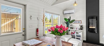 The Vaulted Suite Hot Tub, BBQ + Deck, Parking
