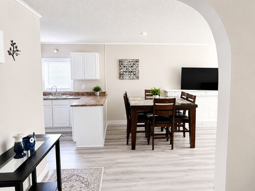 Elizabeth Ave 3BR Stay Parking  Pet Friendly