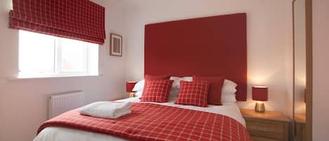 3 habitaciones, tabla de planchar con plancha, internet y ropa de cama