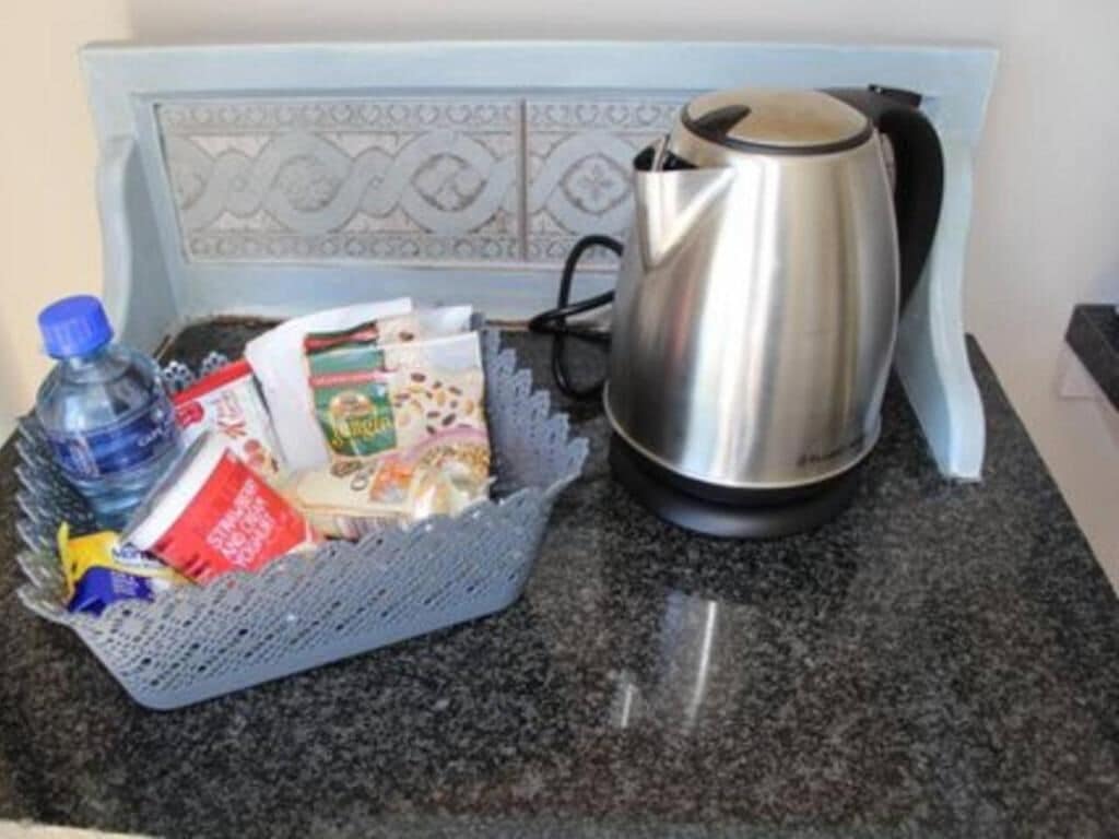 Deluxe suite, 1 slaapkamer, terras, uitzicht op de binnenplaats | Koffie en/of koffiezetapparaat