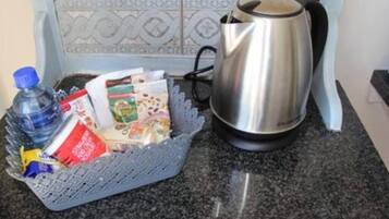 Deluxe suite, 1 slaapkamer, terras, uitzicht op de binnenplaats | Koffie en/of koffiezetapparaat
