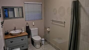 Standard Double Room, Patio, Courtyard View | Bathroom