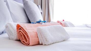 Standard-Doppelzimmer, Terrasse, Blick auf den Innenhof | Schreibtisch, laptopgeeigneter Arbeitsplatz, Bügeleisen/Bügelbrett