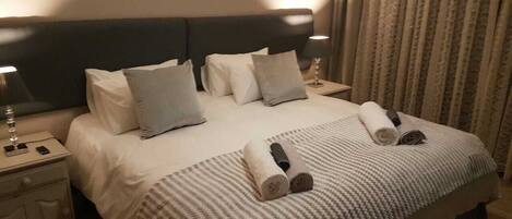 Deluxe Suite, 1 Bedroom, Patio, Courtyard View | Iron/ironing board, free WiFi