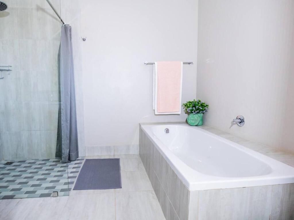 Deluxe-Suite, 1 Schlafzimmer, Terrasse, Blick auf den Innenhof | Badezimmer