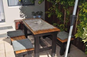 Standard Double Room, Patio, Courtyard View | Living area