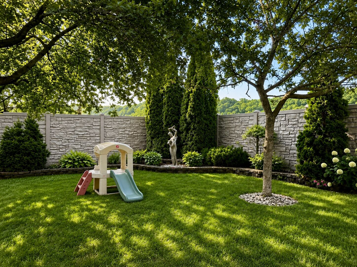 Un jardin avec un espace de jeux, comprenant un toboggan et une structure d’escalade, le tout entouré d’un mur de pierres et d’une végétation luxuriante.