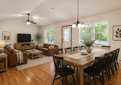 3-bedroom house in Decorah: Sleeps 12, hot tub, close to river and bike trails