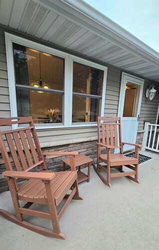 3-bedroom house in Decorah: Sleeps 12, hot tub, close to river and bike trails