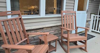 3-bedroom house in Decorah: Sleeps 12, hot tub, close to river and bike trails