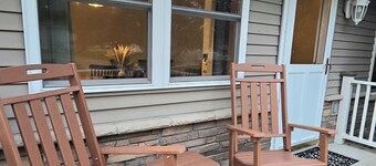 3-bedroom house in Decorah: Sleeps 12, hot tub, close to river and bike trails