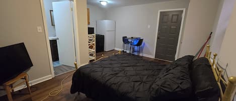1 habitación, tabla de planchar con plancha, wifi y ropa de cama