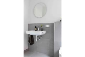 Bathroom - Vrbo Property (Sankt Peter-Ording)