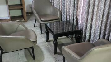 Junior Studio Suite, City View | Interior