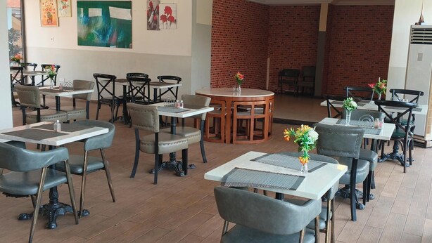 Superior Double or Twin Room, Pool View | Dining