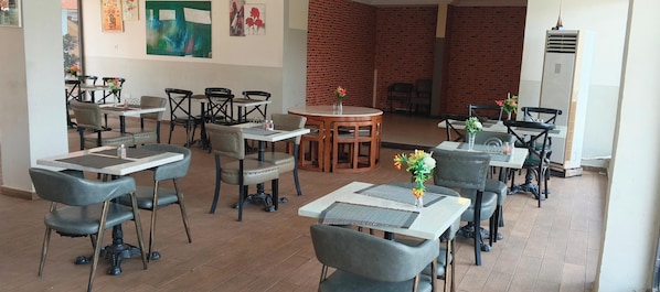Superior Double or Twin Room, Pool View | Dining