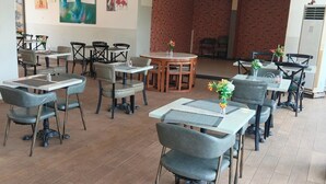 Superior Double or Twin Room, Pool View | Dining