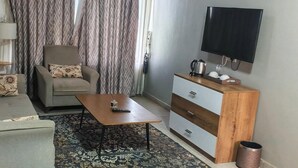 Junior Studio Suite, City View | Living area