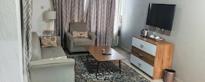 Junior Studio Suite, City View | Living area