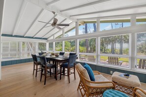 Outdoor dining - The Treehouse on Jekyll Island (Jekyll Island)