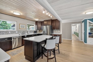 Coffee/tea maker, fridge, microwave, oven - The Treehouse on Jekyll Island (Jekyll Island)