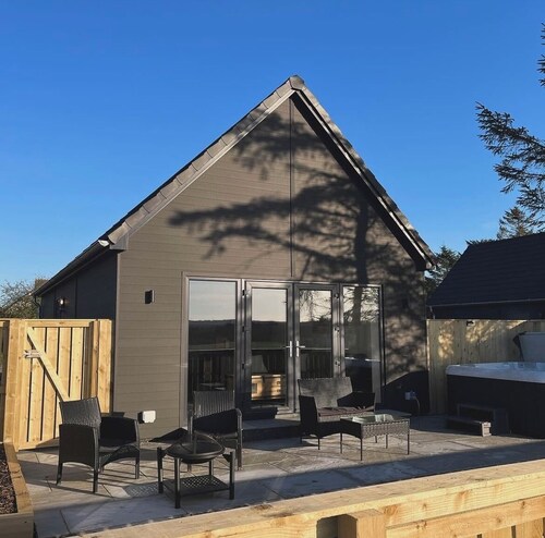 Fir Tree Lodge - Luxurious Lodge with Hot Tub on the NC500 - Thrumster Lodges