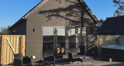 Fir Tree Lodge - Luxurious Lodge with Hot Tub on the NC500 - Thrumster Lodges