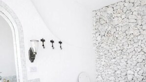 Un baño con lavamanos blanco, inodoro y bañera.