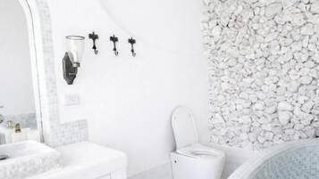 Phòng đôi Cao cấp, sân hiên, quang cảnh vườn | Phòng tắm