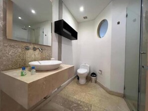 Een douche, een haardroger, een bidet, zeep