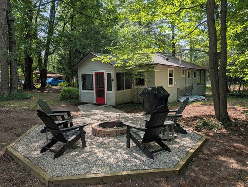 NEW! Jack-in-the-Pulpit - Cute and Cozy Cabin with Woodsy Nature Vibes! Includes Firepit Area, Grill, and Window A/C Unit! Perfect Getaway Location for Family and Friends!