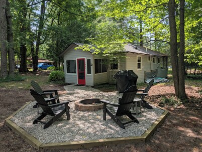 NEW! Jack-in-the-Pulpit - Cute and Cozy Cabin with Woodsy Nature Vibes! Includes Firepit Area, Grill, and Window A/C Unit! Perfect Getaway Location for Family and Friends!