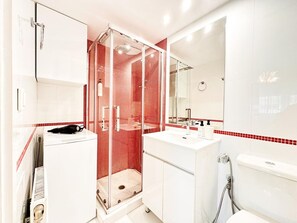 A bathroom with a glass shower enclosure, a white sink, and a toilet. - Bright Modern 1BR · 4-min Walk to the Sea · Alimos Riviera (Alimos)
