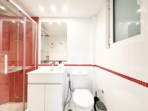 A modern bathroom with a glass shower enclosure, a white sink, and a toilet. - Bright Modern 1BR · 4-min Walk to the Sea · Alimos Riviera (Alimos)