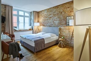 Comfort dubbelrum eller tvåbäddsrum | Skrivbord, mörkläggningsgardiner och gratis wi-fi