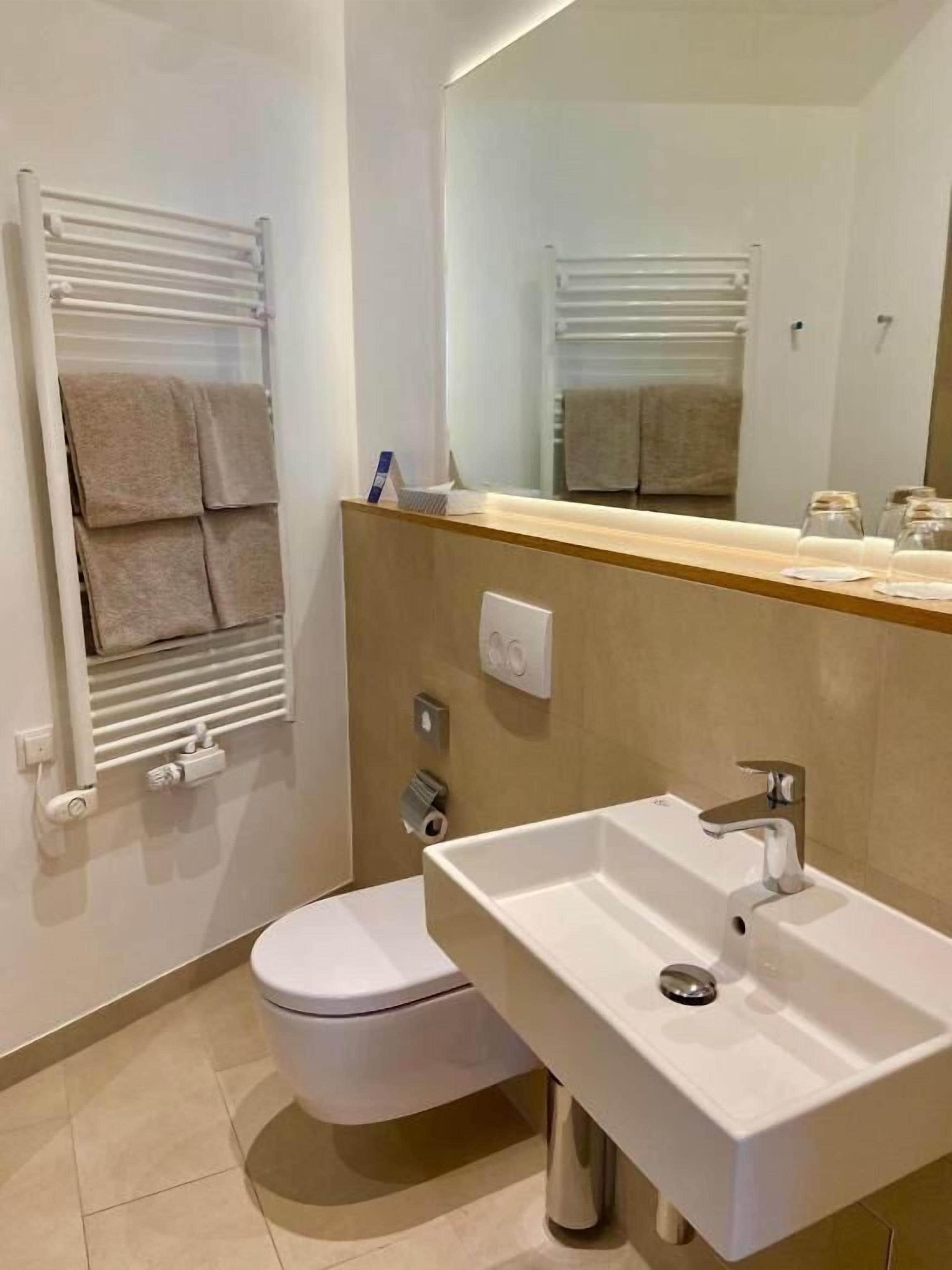 Habitación triple | Baño | Regadera, secadora de cabello, toallas, jabón 