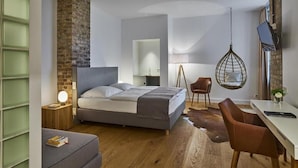 Desk, blackout drapes, WiFi (free), bed sheets - Hotel 38  (Berlin)