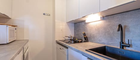 Coffee/tea maker, fridge, microwave, oven