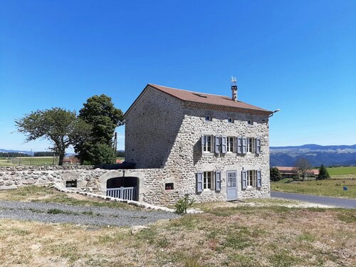 Gîte rustique en famille dans les Gorges de l'Allier, nature et randonnées à proximité