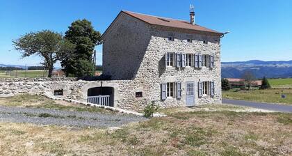 Gîte rustique en famille dans les Gorges de l'Allier, nature et randonnées à proximité