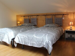 Ein Doppelbett mit Kopfteil, Nachttischen und Lampen.