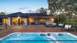 A modern house with a swimming pool, outdoor seating, and a hot tub. - Links Lodge, Bowral (Burradoo)