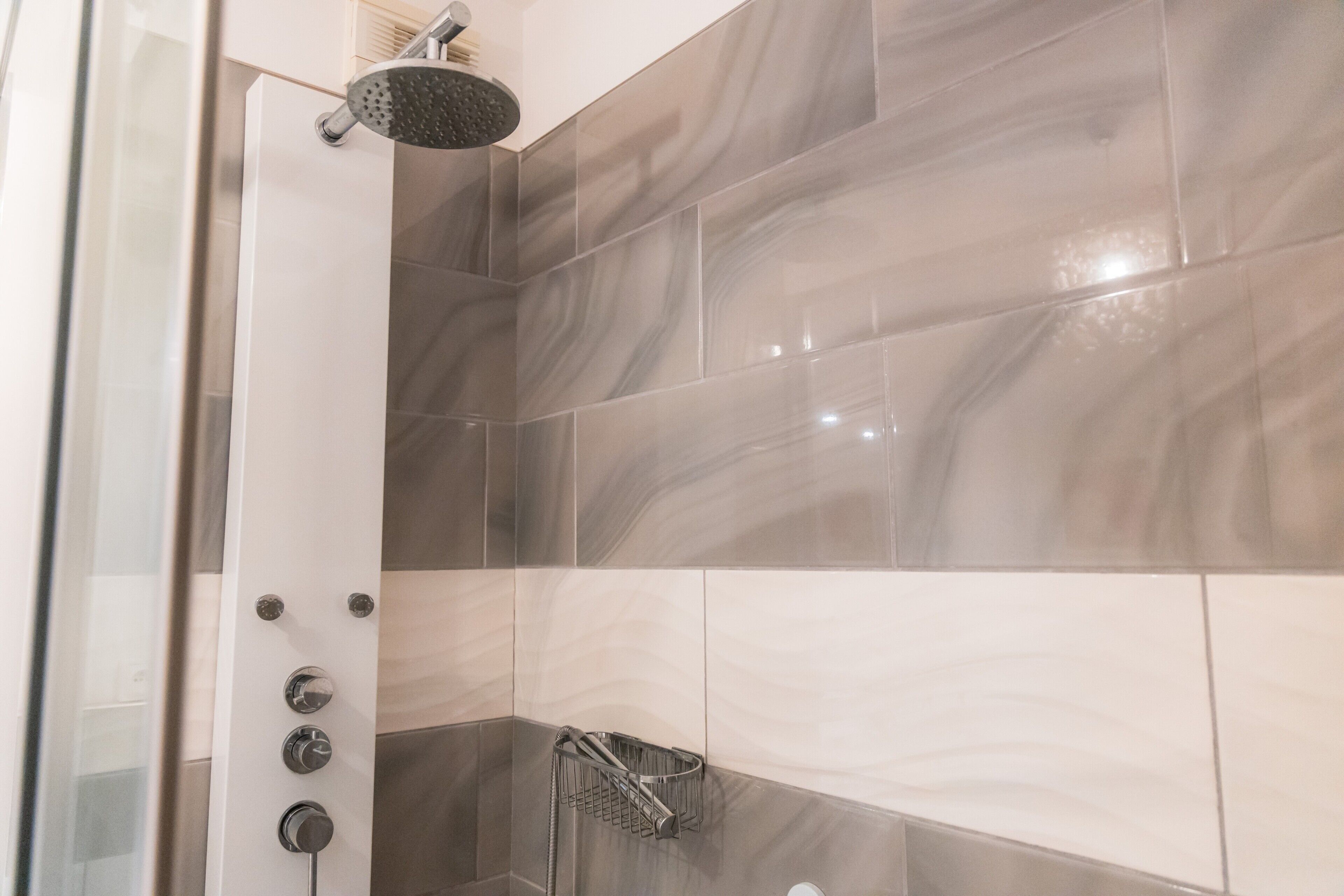 Douche, sèche-cheveux, serviettes fournies