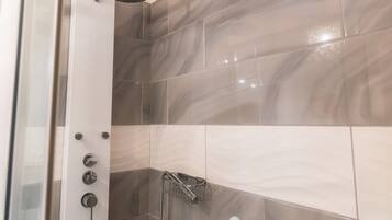 Douche, sèche-cheveux, serviettes fournies