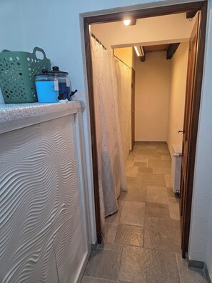 Dusj, hårføner, håndklær og såpe