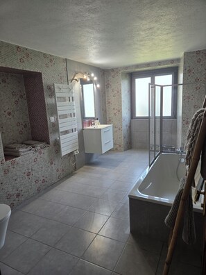 Bathroom - Vrbo Property (Feigères)